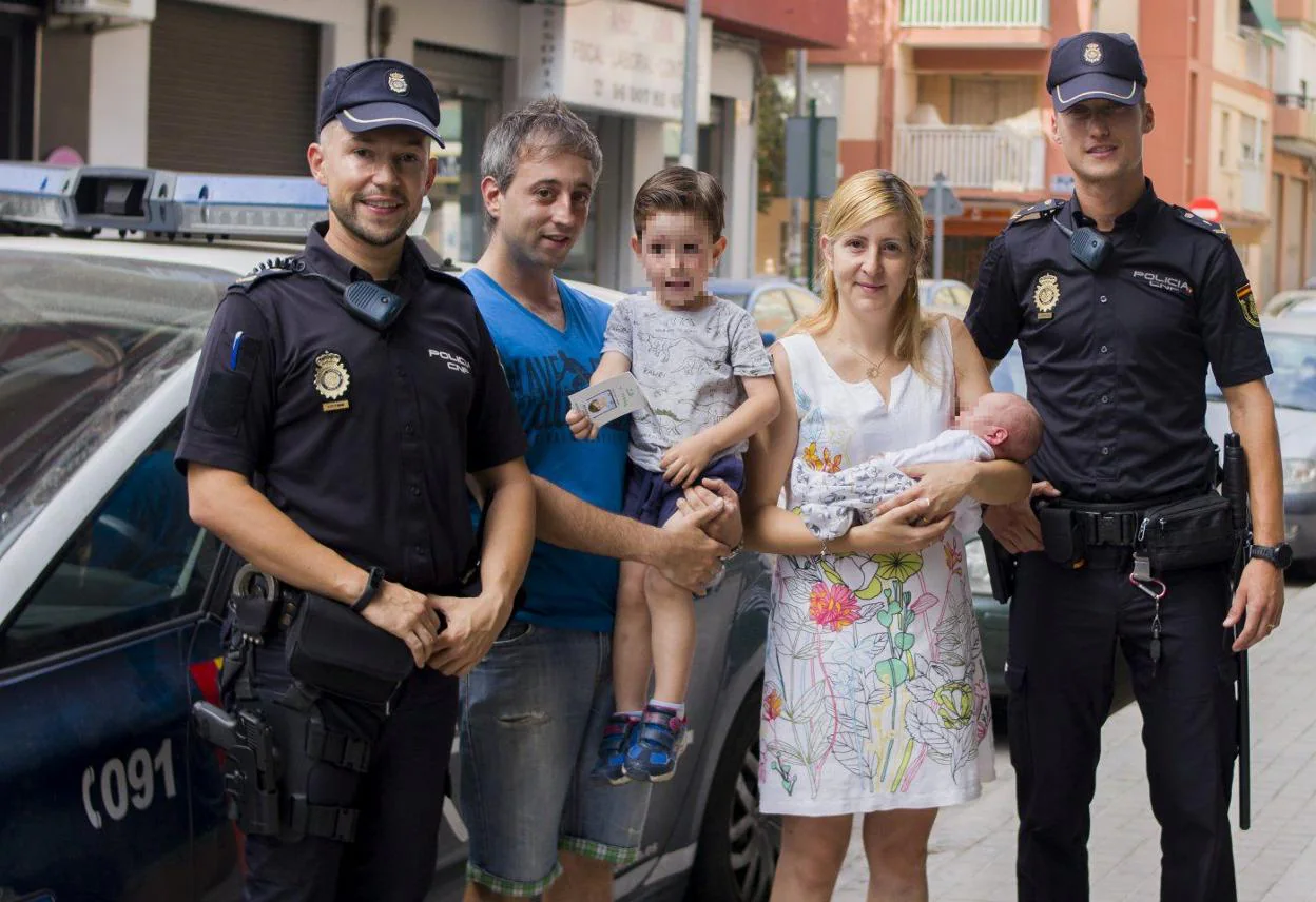 La familia y los dos policías nacionales que los escoltaron al hospital. 