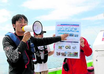 Imagen secundaria 1 - La primera foto, Raquel Montón (Greenpeace) mide la radiactividad ante la zona de exclusión. Abajo, el guía de Akihiro Yoshiikawa. última imagen, un turista japoneés retrata el lugar. 