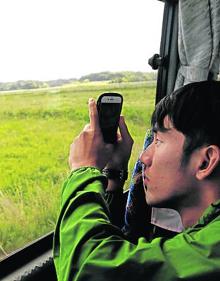 Imagen secundaria 2 - La primera foto, Raquel Montón (Greenpeace) mide la radiactividad ante la zona de exclusión. Abajo, el guía de Akihiro Yoshiikawa. última imagen, un turista japoneés retrata el lugar. 