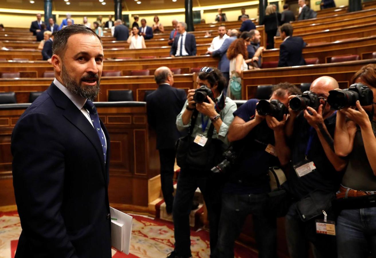 El presidente de Vox, Santiago Abascal, se dirige a su escaño.