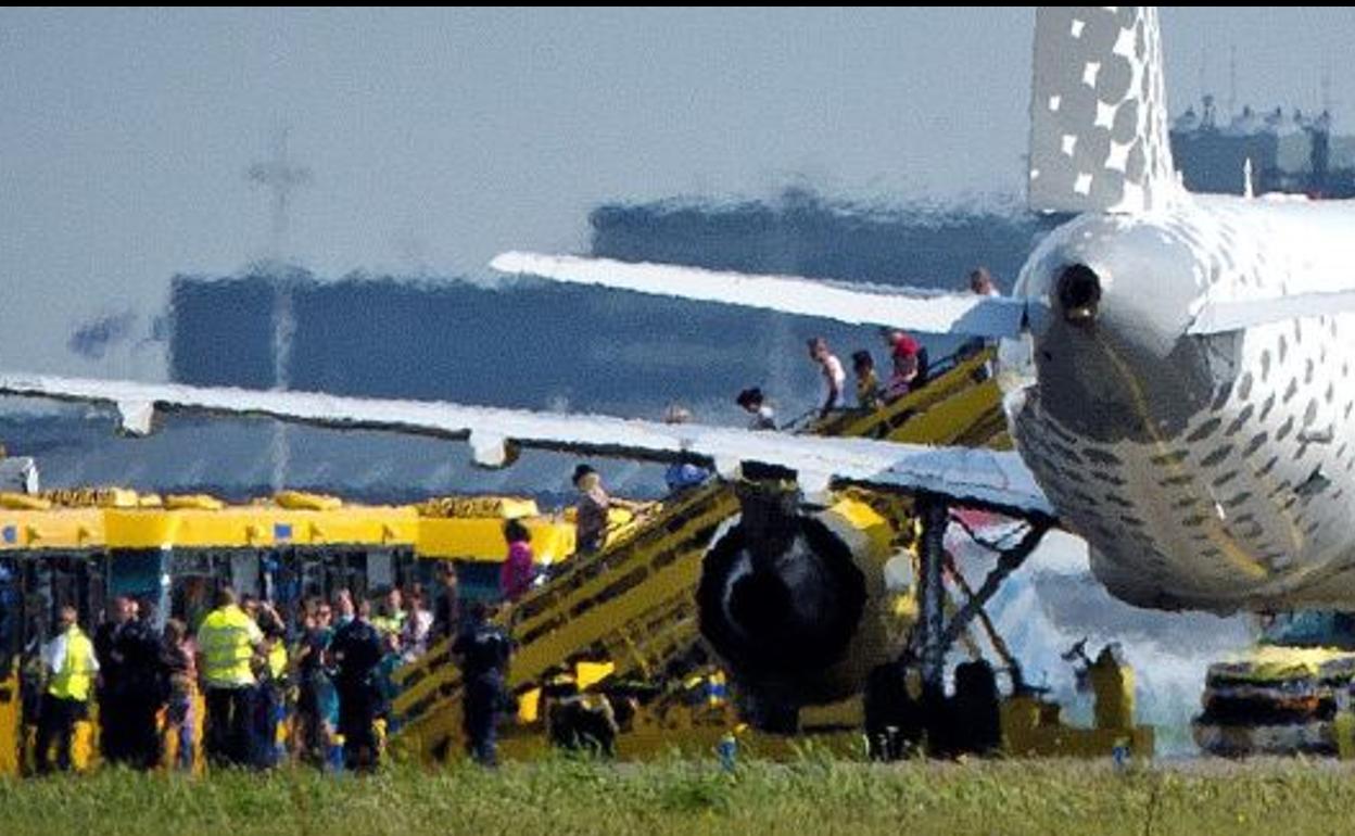 Pasajeros accediendo a un avión.