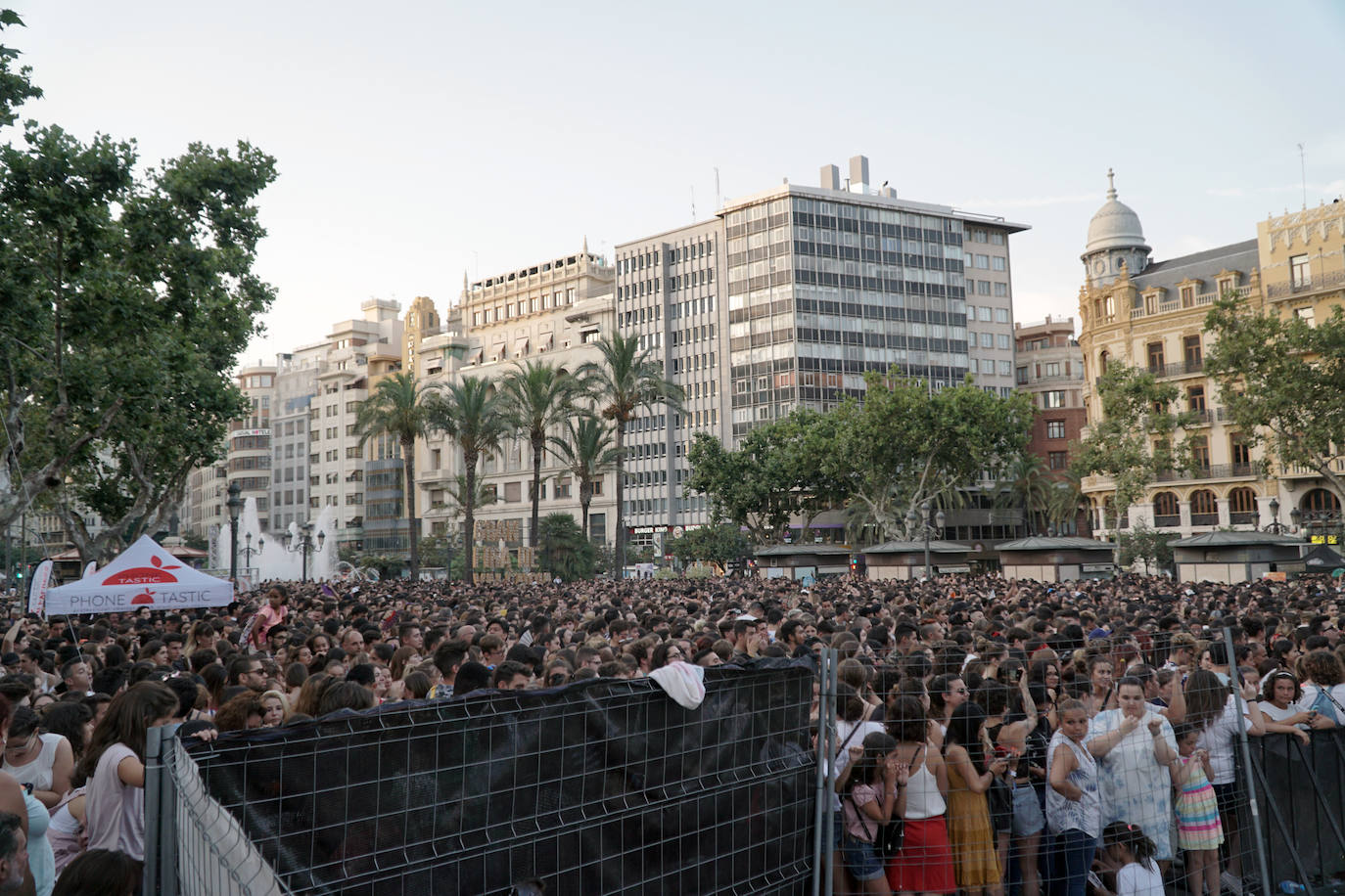 El concierto 'Los 40 Summer Live', que se ha celebrado este lunes en la plaza del Ayuntamiento de Valencia, ha reunido con motivo de la Feria de Julio a Lola Índigo, Beret, Don Patricio, Ana Mena, Pol Granch, Efecto Pasillo, Sinsinati y DJ Óscar Martínez.