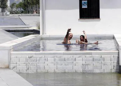 Imagen secundaria 1 - Personas bañándose en las fuentes del Parque Central de Valencia.