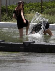 Imagen secundaria 2 - Personas bañándose en las fuentes del Parque Central de Valencia.