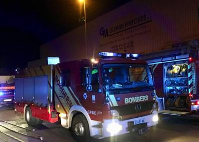 Imagen secundaria 1 - Se incendia un taller de vehículos en Burriana con cuatro coches dentro