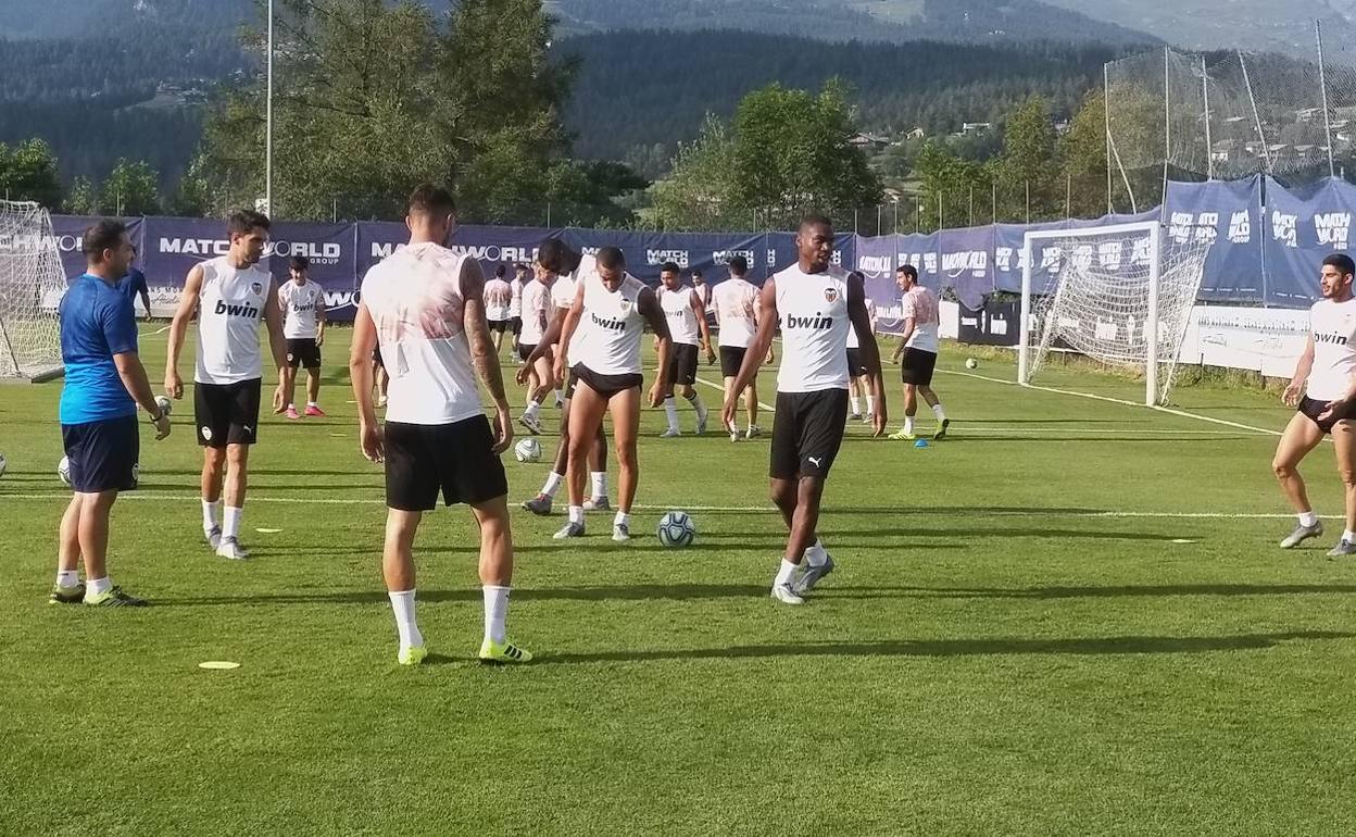 El Valencia CF ensaya el gol antes del partido ante el Sion