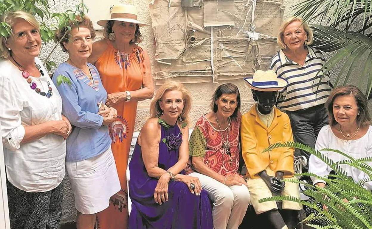 Mayrén Beneyto con Rosario Oliver, Amparo de Rojas, Rosa Terencio Mati y Pilar Devesa en su casa de Beniarbeig, llamada Casa Irenita. 