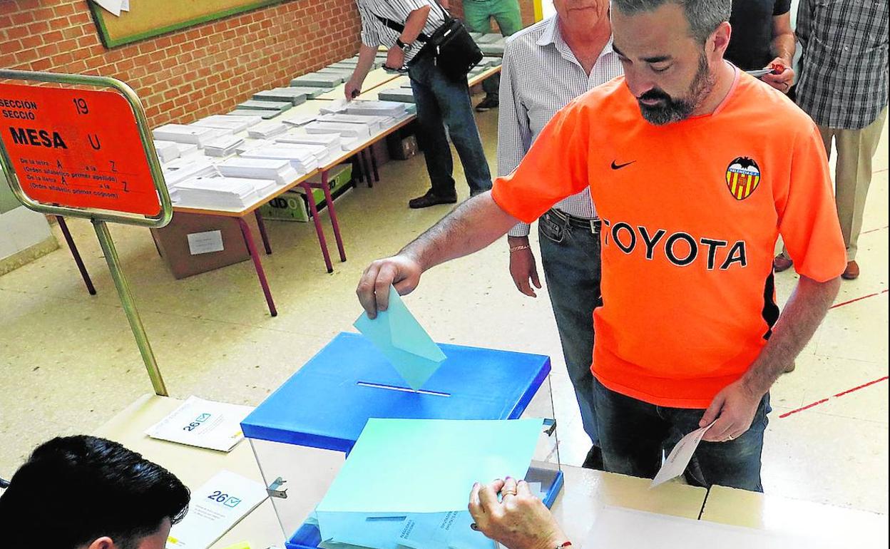 Un ciudadano ejerce su derecho al voto en las autononómicas del 28 de abril.