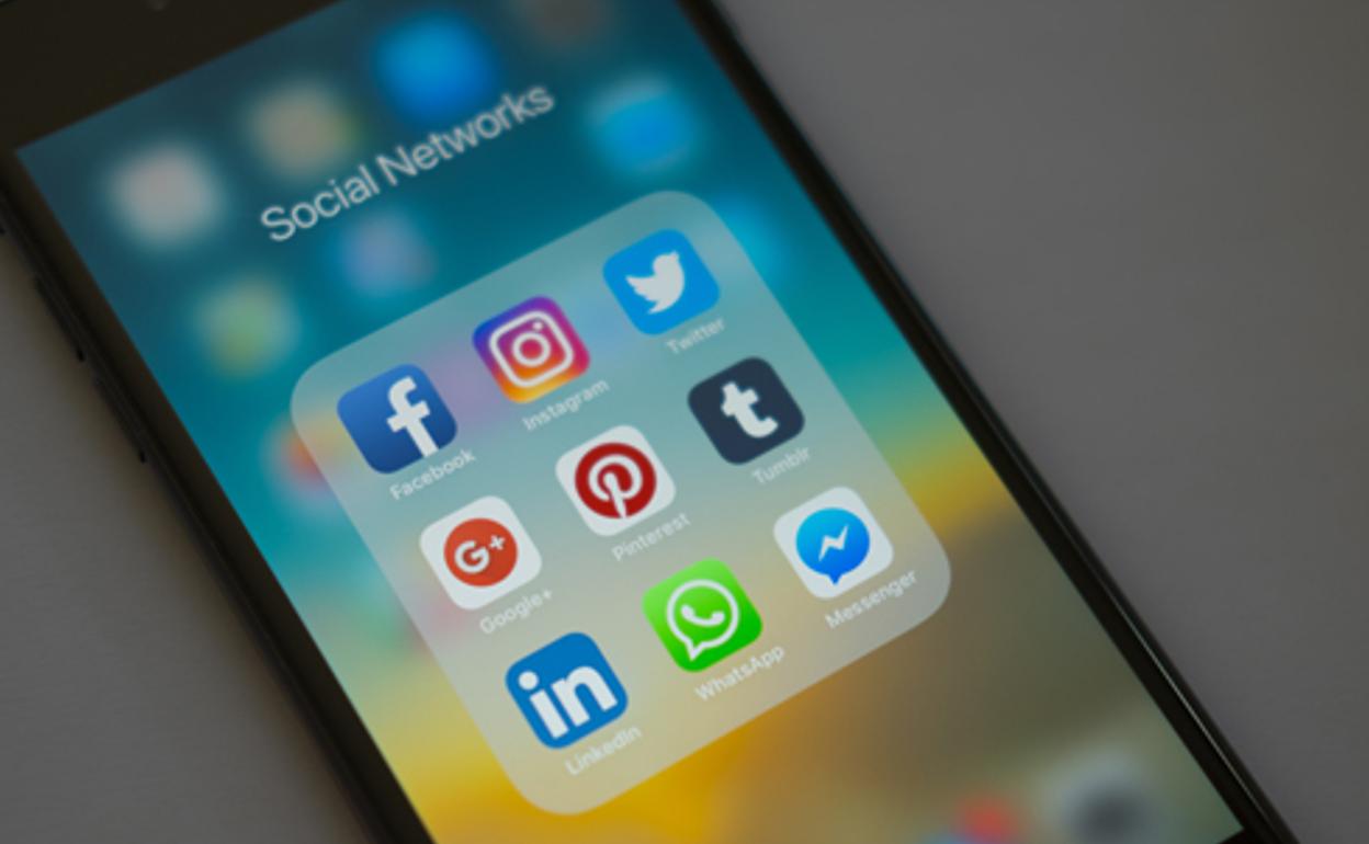 Iconos de varias redes sociales en un teléfono móvil.