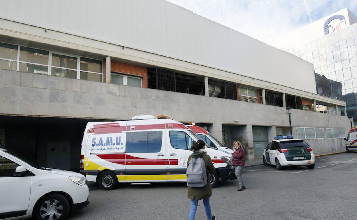 Una ambulancia en el Hospital Clínico de Valencia. 