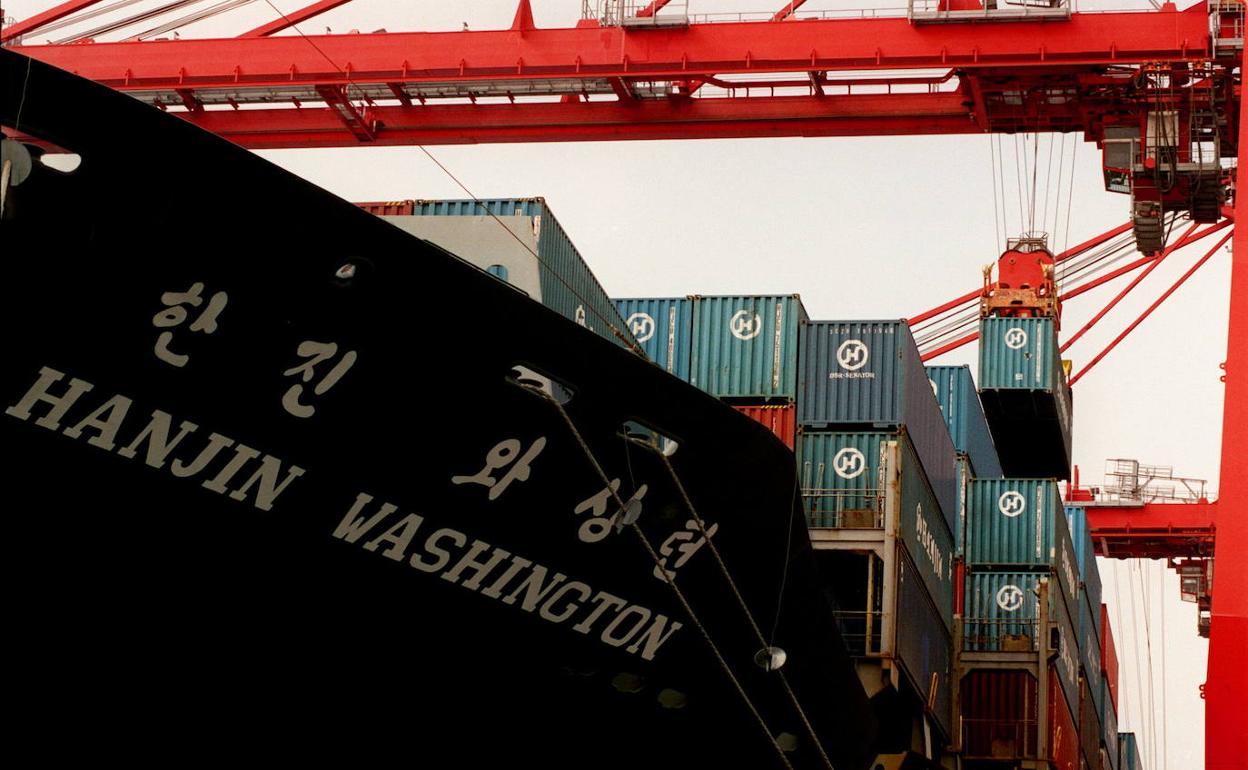 Descarga de contenedores de un barco en el puerto de Long Beach (California).