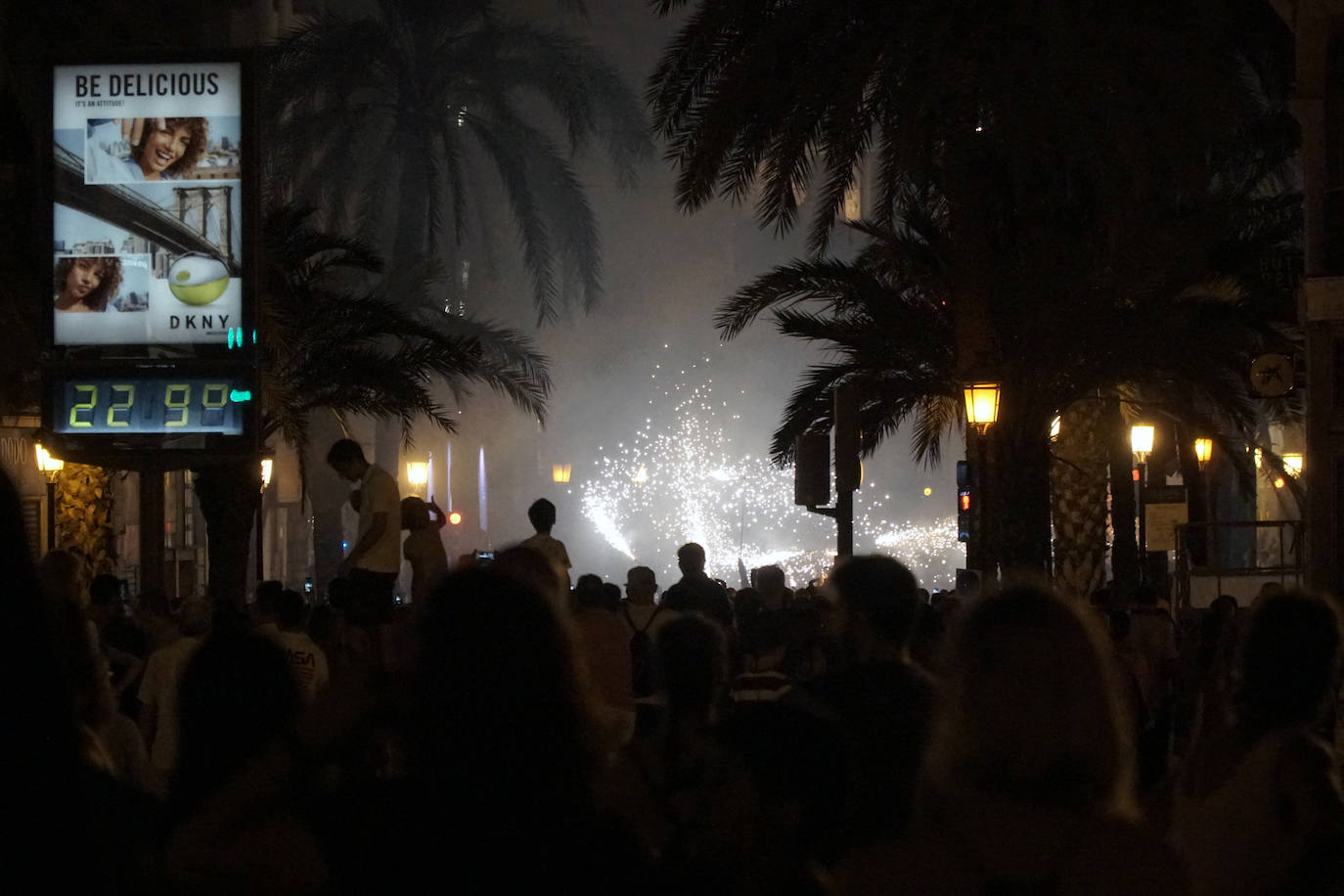 El 'Correfoc' pone punto y final a los espectáculos pirotécnicos de la Feria de Julio. El espectáculo ha recorrido la calle de las Barcas, la plaza del Ayuntamiento y la avenida del Marqués de Sotelo hasta la Estación del Norte.