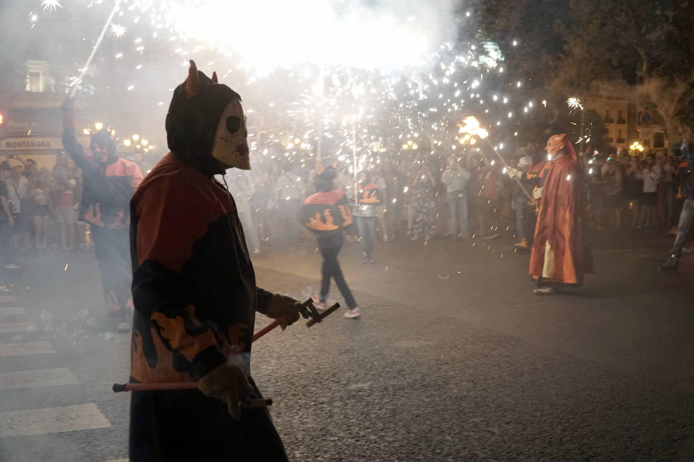El 'Correfoc' pone punto y final a los espectáculos pirotécnicos de la Feria de Julio. El espectáculo ha recorrido la calle de las Barcas, la plaza del Ayuntamiento y la avenida del Marqués de Sotelo hasta la Estación del Norte.
