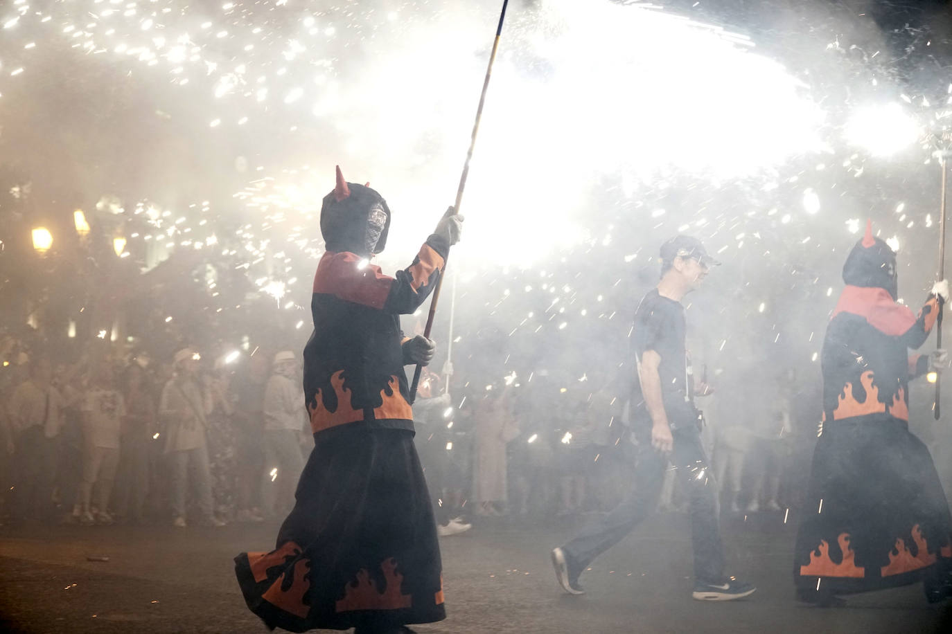 El 'Correfoc' pone punto y final a los espectáculos pirotécnicos de la Feria de Julio. El espectáculo ha recorrido la calle de las Barcas, la plaza del Ayuntamiento y la avenida del Marqués de Sotelo hasta la Estación del Norte.