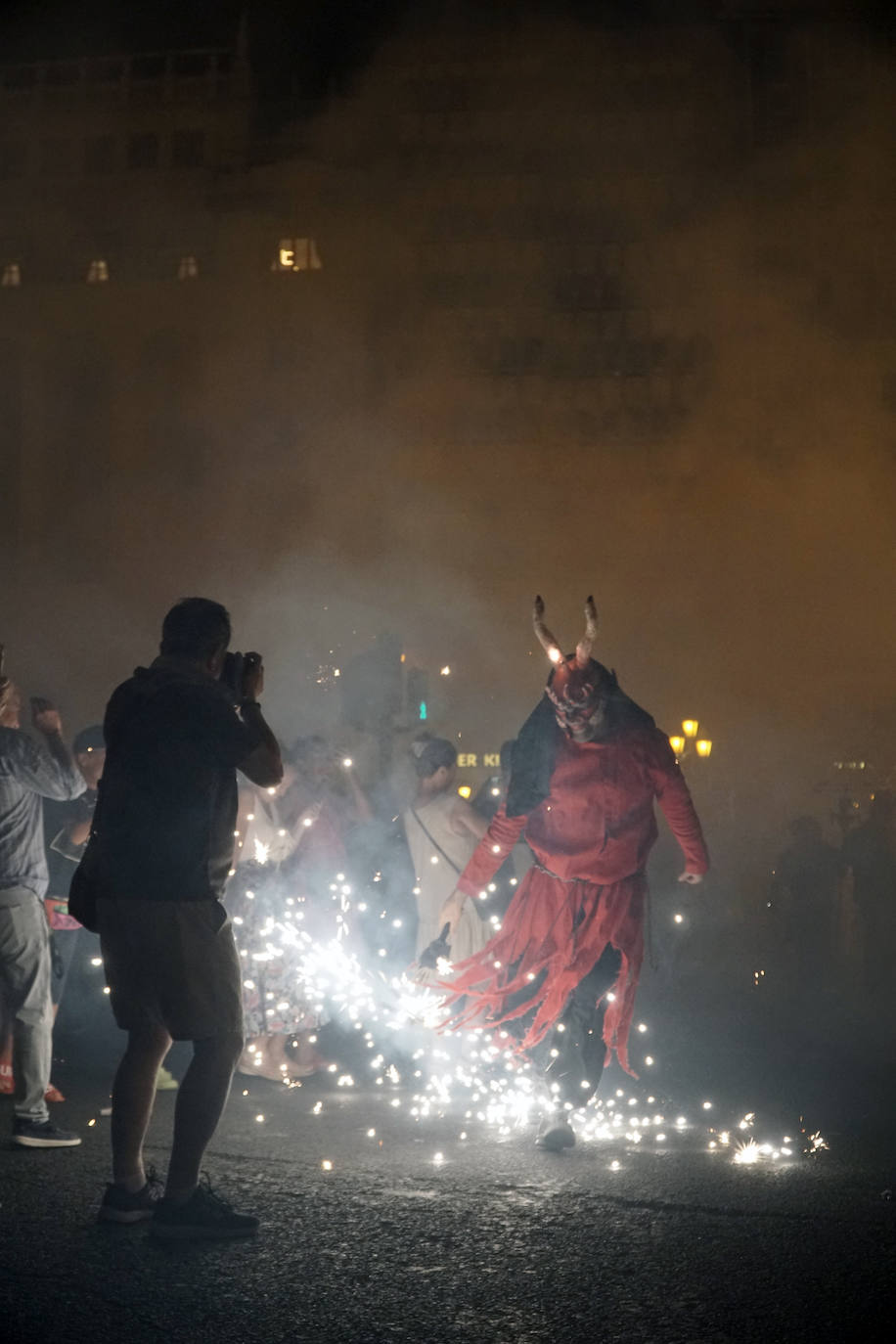 El 'Correfoc' pone punto y final a los espectáculos pirotécnicos de la Feria de Julio. El espectáculo ha recorrido la calle de las Barcas, la plaza del Ayuntamiento y la avenida del Marqués de Sotelo hasta la Estación del Norte.