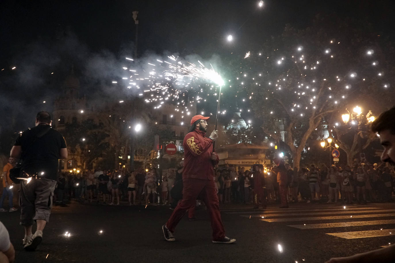 El 'Correfoc' pone punto y final a los espectáculos pirotécnicos de la Feria de Julio. El espectáculo ha recorrido la calle de las Barcas, la plaza del Ayuntamiento y la avenida del Marqués de Sotelo hasta la Estación del Norte.