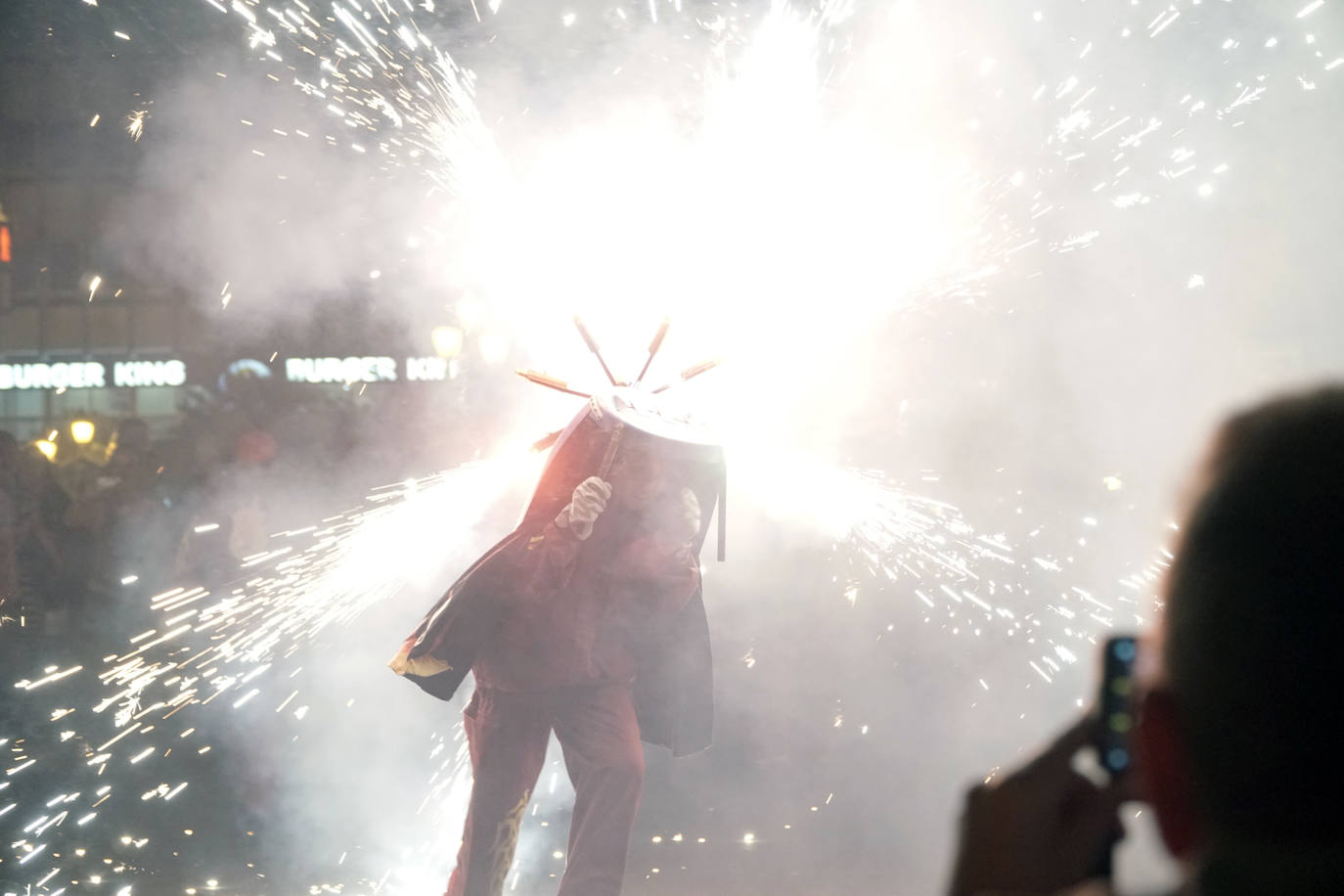 El 'Correfoc' pone punto y final a los espectáculos pirotécnicos de la Feria de Julio. El espectáculo ha recorrido la calle de las Barcas, la plaza del Ayuntamiento y la avenida del Marqués de Sotelo hasta la Estación del Norte.