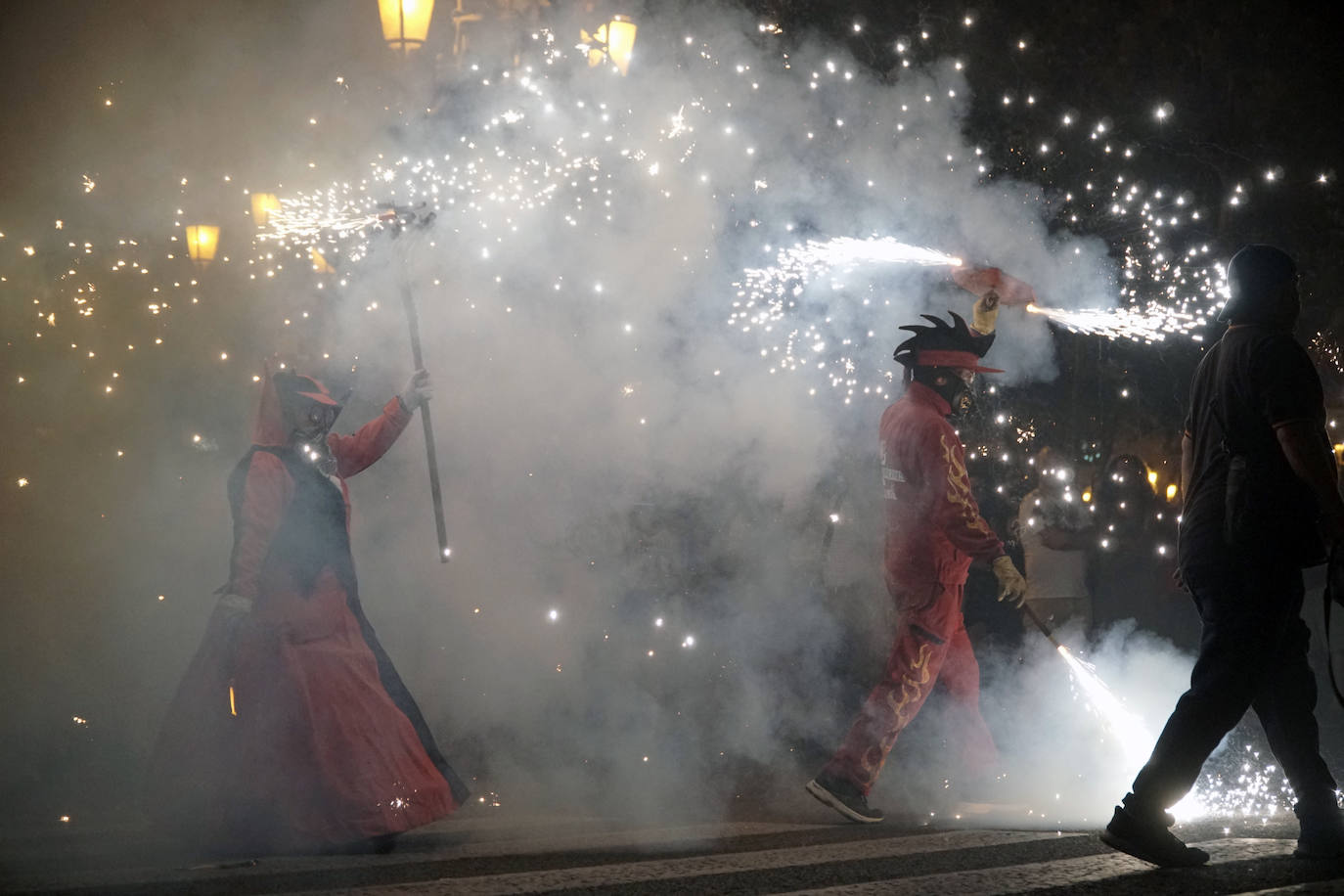 El 'Correfoc' pone punto y final a los espectáculos pirotécnicos de la Feria de Julio. El espectáculo ha recorrido la calle de las Barcas, la plaza del Ayuntamiento y la avenida del Marqués de Sotelo hasta la Estación del Norte.