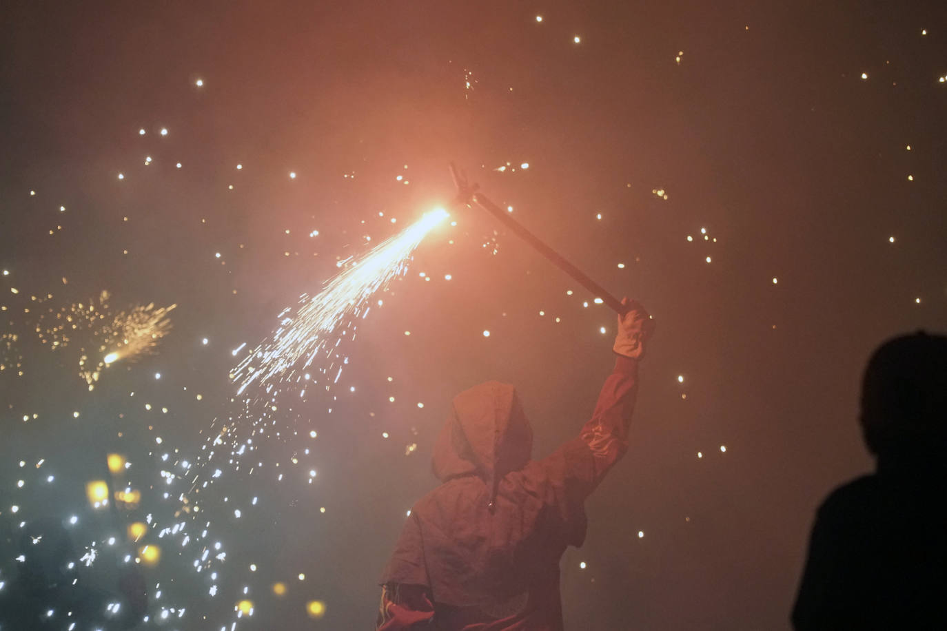 El 'Correfoc' pone punto y final a los espectáculos pirotécnicos de la Feria de Julio. El espectáculo ha recorrido la calle de las Barcas, la plaza del Ayuntamiento y la avenida del Marqués de Sotelo hasta la Estación del Norte.