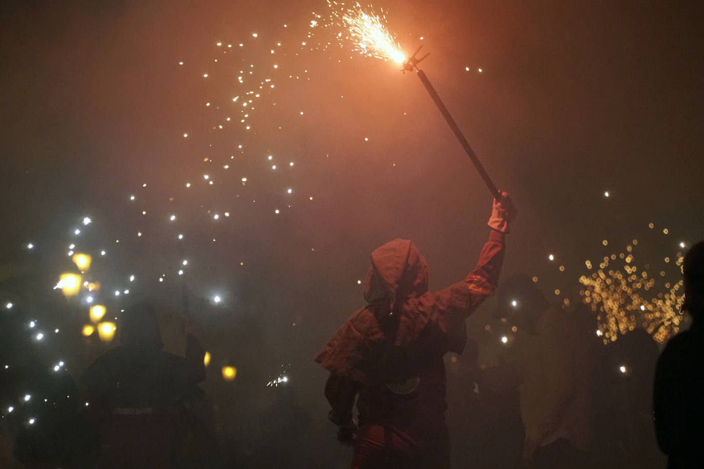 El 'Correfoc' pone punto y final a los espectáculos pirotécnicos de la Feria de Julio. El espectáculo ha recorrido la calle de las Barcas, la plaza del Ayuntamiento y la avenida del Marqués de Sotelo hasta la Estación del Norte.