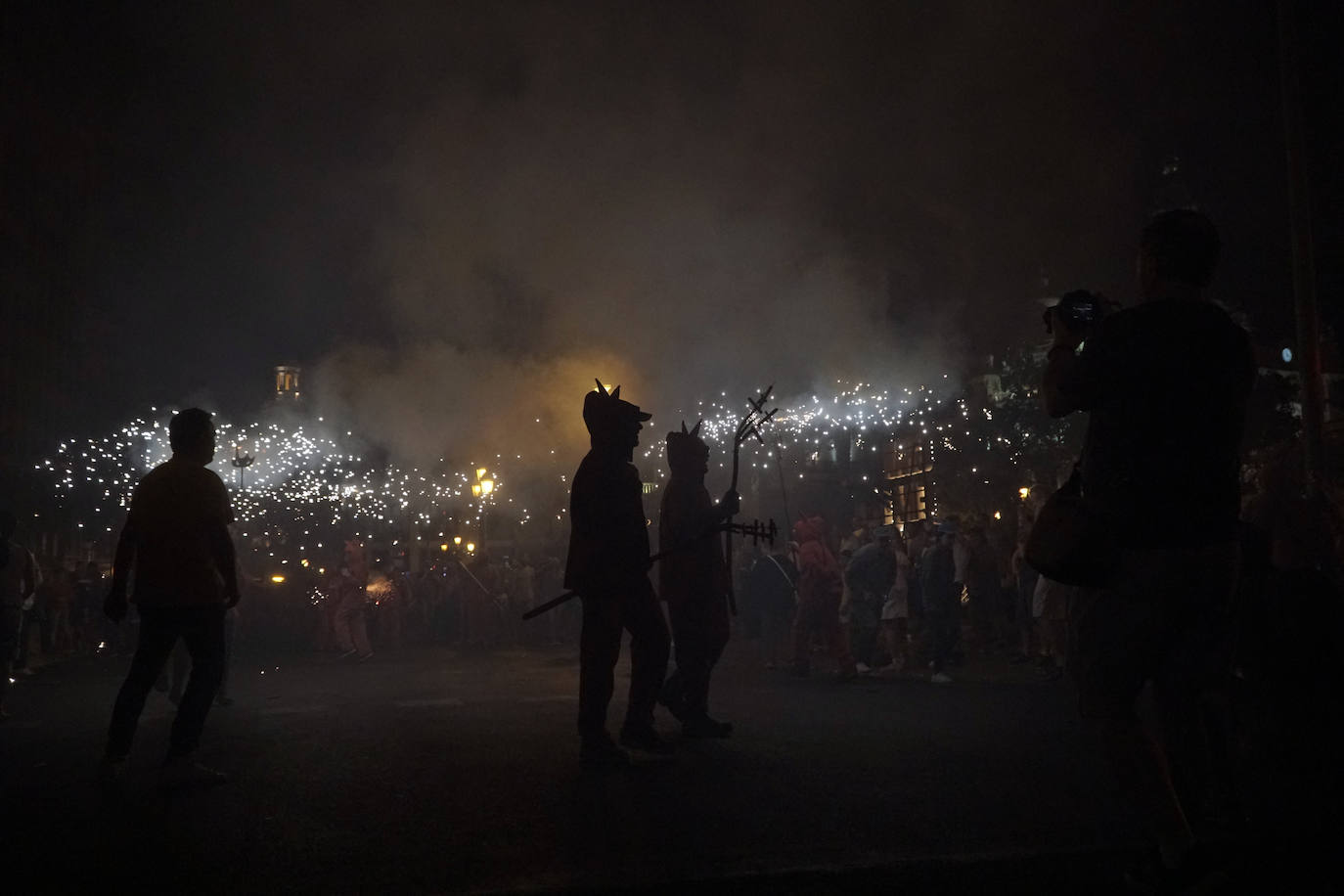El 'Correfoc' pone punto y final a los espectáculos pirotécnicos de la Feria de Julio. El espectáculo ha recorrido la calle de las Barcas, la plaza del Ayuntamiento y la avenida del Marqués de Sotelo hasta la Estación del Norte.