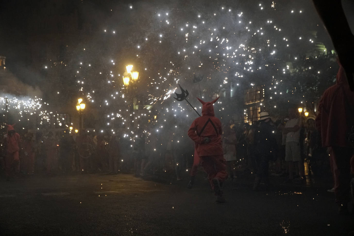El 'Correfoc' pone punto y final a los espectáculos pirotécnicos de la Feria de Julio. El espectáculo ha recorrido la calle de las Barcas, la plaza del Ayuntamiento y la avenida del Marqués de Sotelo hasta la Estación del Norte.