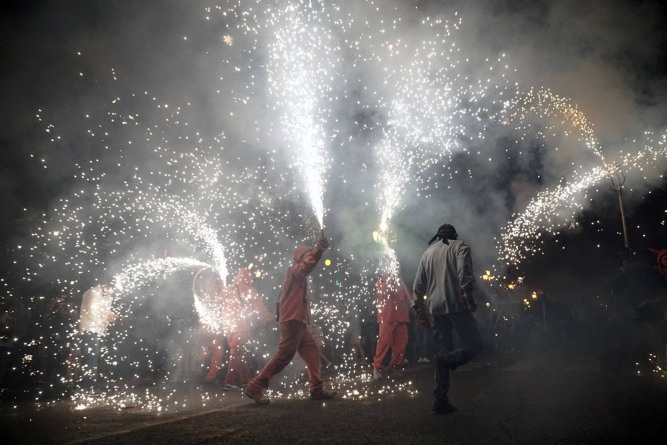 El 'Correfoc' pone punto y final a los espectáculos pirotécnicos de la Feria de Julio. El espectáculo ha recorrido la calle de las Barcas, la plaza del Ayuntamiento y la avenida del Marqués de Sotelo hasta la Estación del Norte.