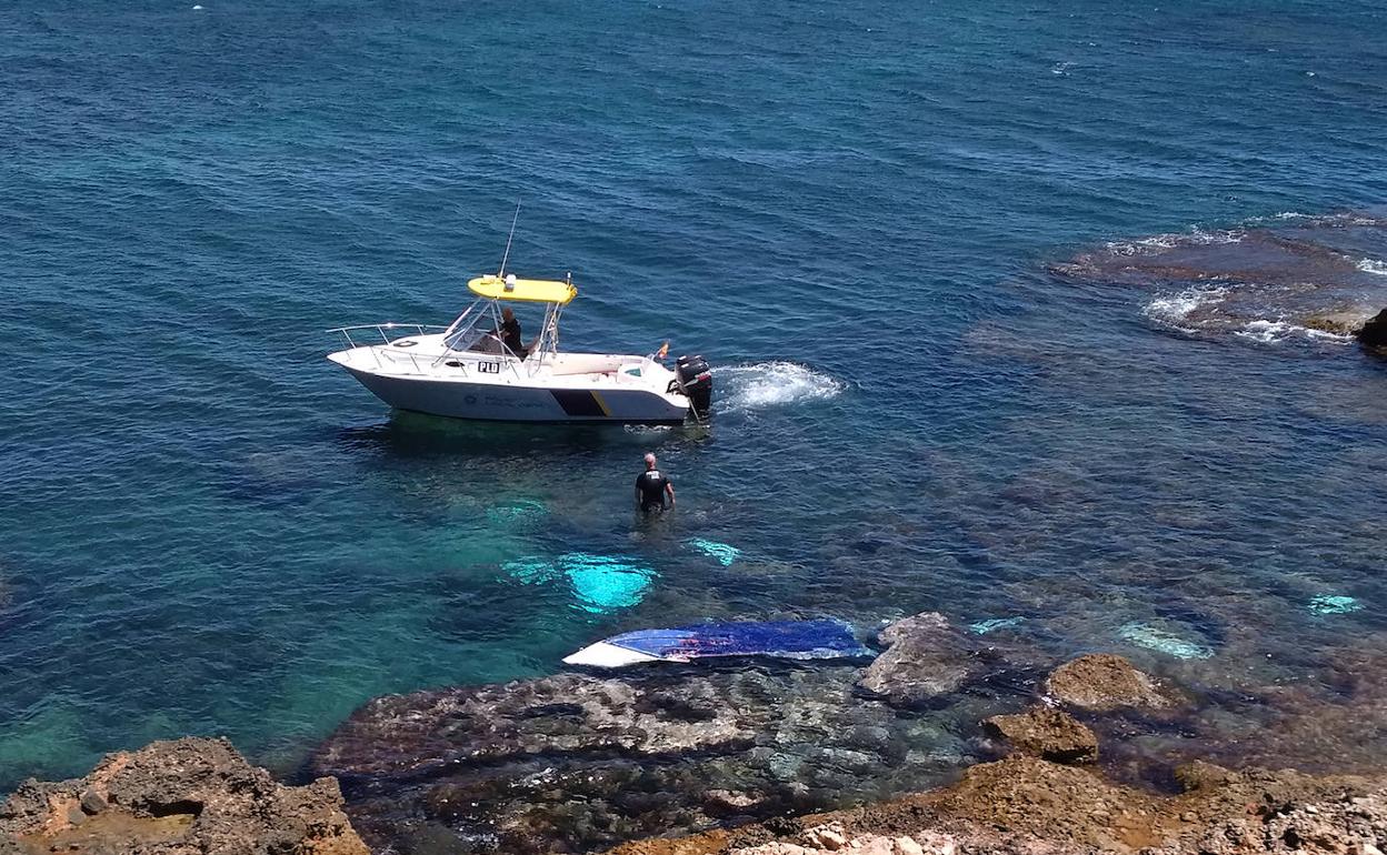 Trozos de la barca embestida. 