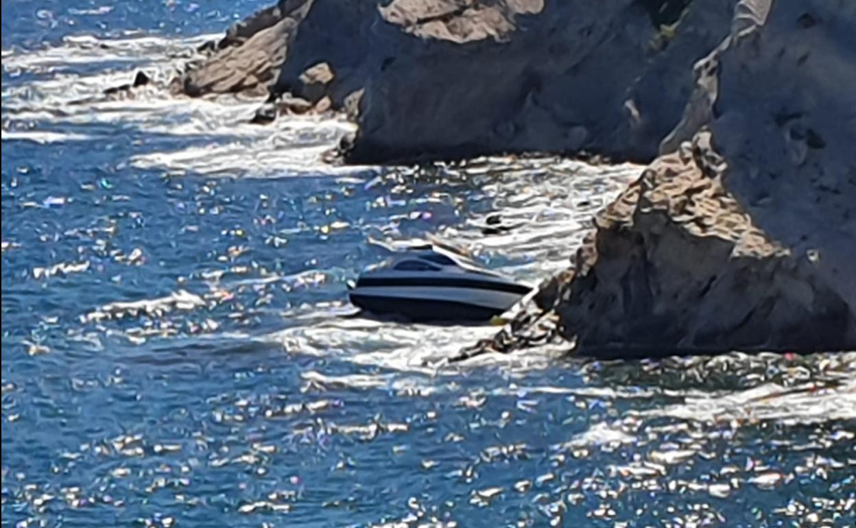 El yate encallado en Xàbia. 