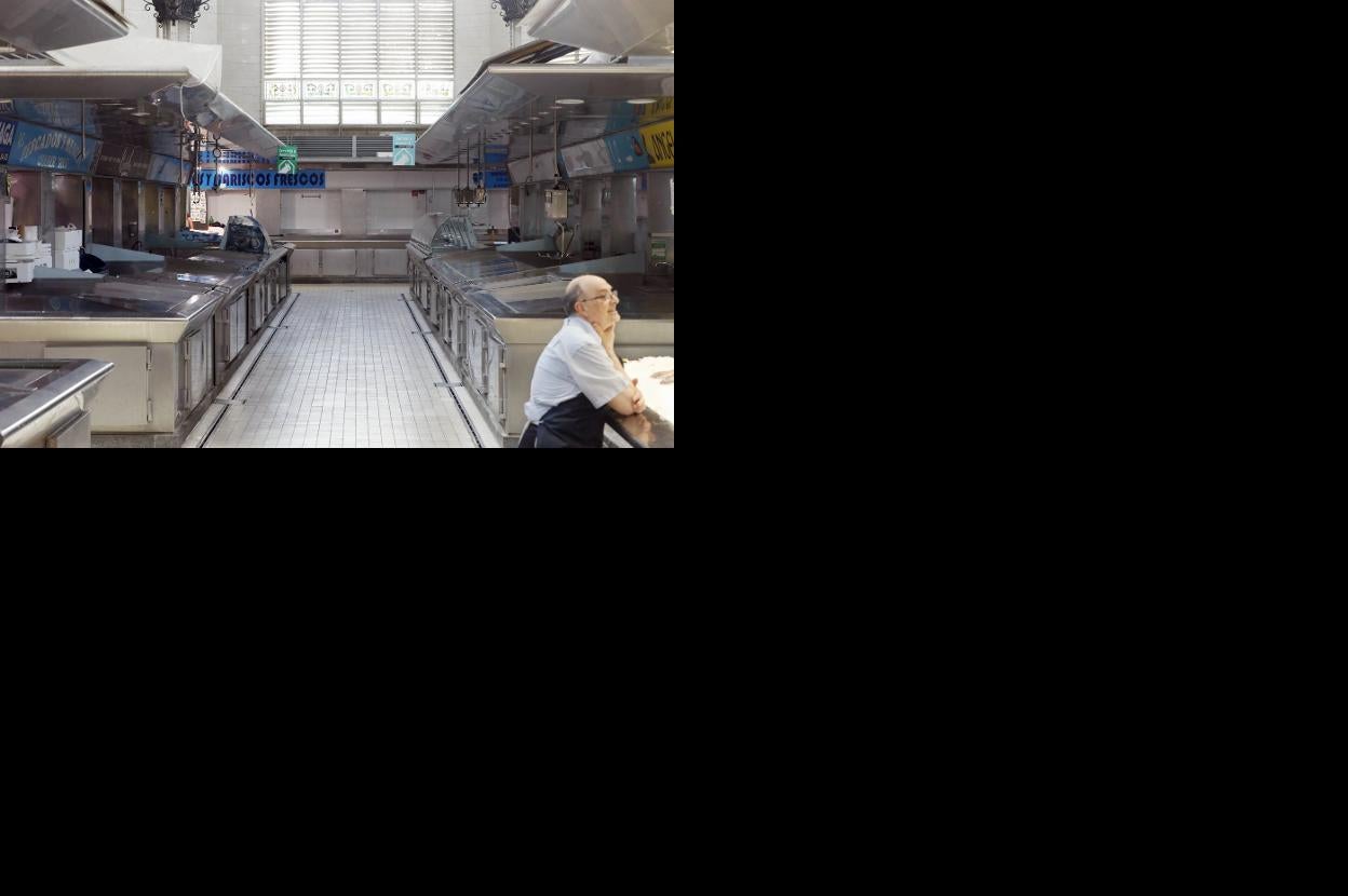 Puestos de pescadería vacíos en el Mercado Central. 