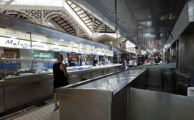 Imagen principal - Mercado Central de Valencia | Pescaderías cerradas en el Mercado Central de Valencia