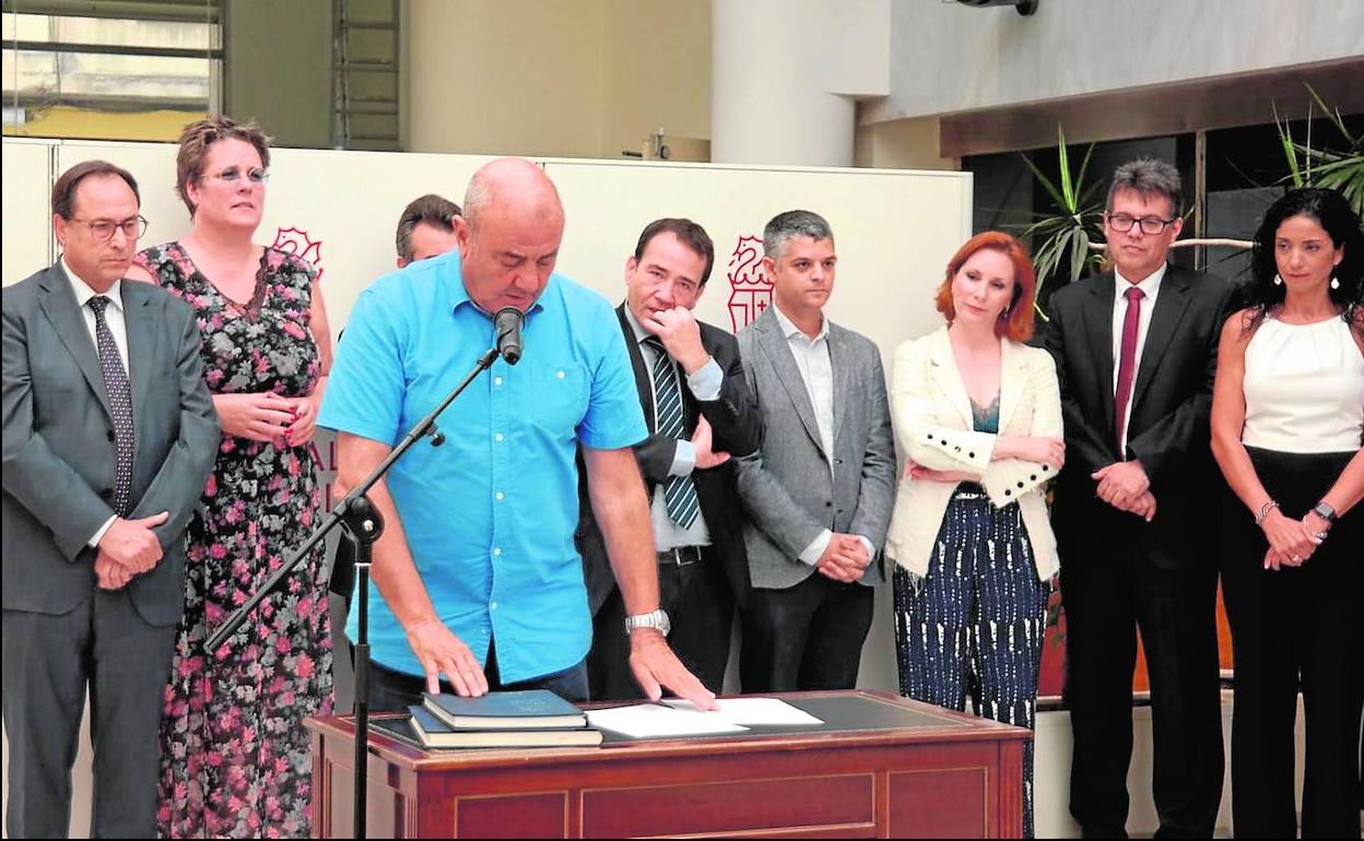 Antonio Rodes en el momento de tomar posesión como director de Proyectos Temáticos en presencia del conseller de Hacienda, Vicent Soler. 