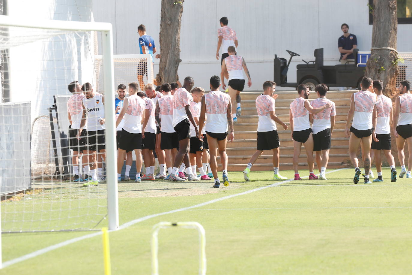 Crisis en el Valencia CF | Entrenamiento en Paterna tras la reunión de la plantilla con Anil Murthy para explicar la situación. 