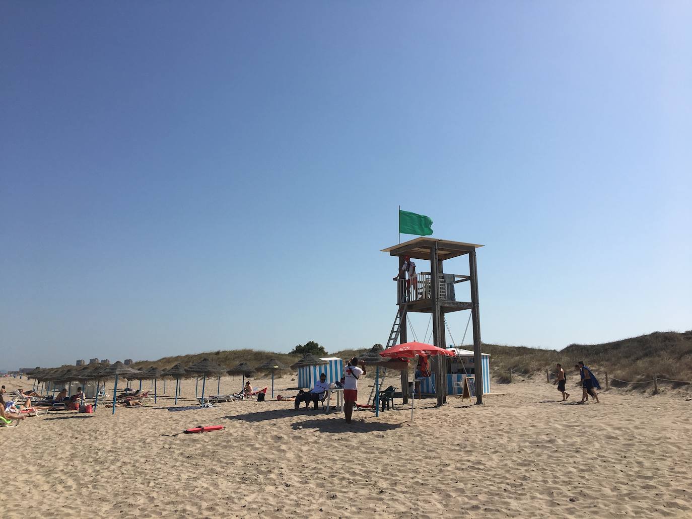 Imagen secundaria 1 - Orilla de la playa. Torre de vigilancia. Nacho acude con frecuencia a la playa de El Saler. 