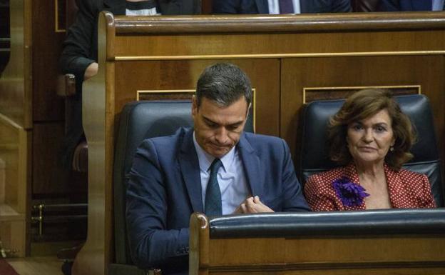 El presidente del Gobierno en funciones, Pedro Sánchez, junto a la vicepresidenta Carmen Calvo, durante el debate de intestidura.