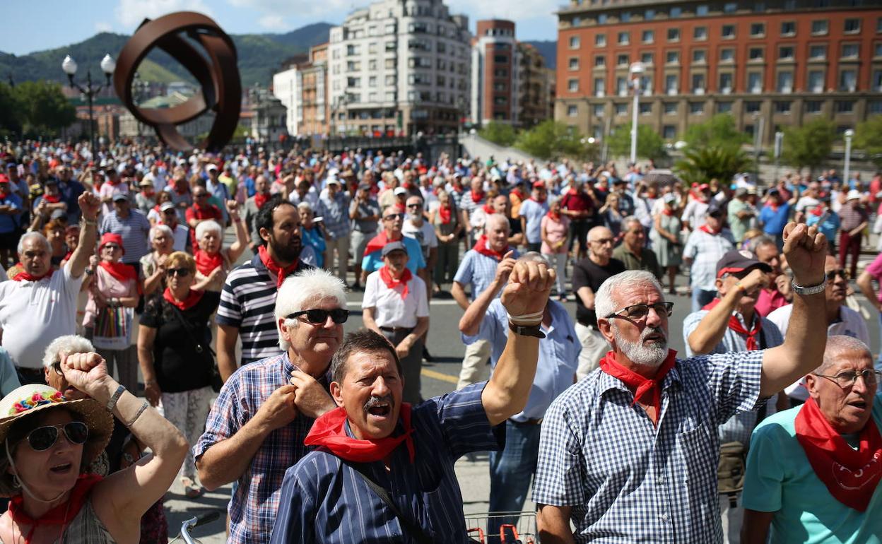 Jubilados protestando por unas pensiones dignas en Bilbao.