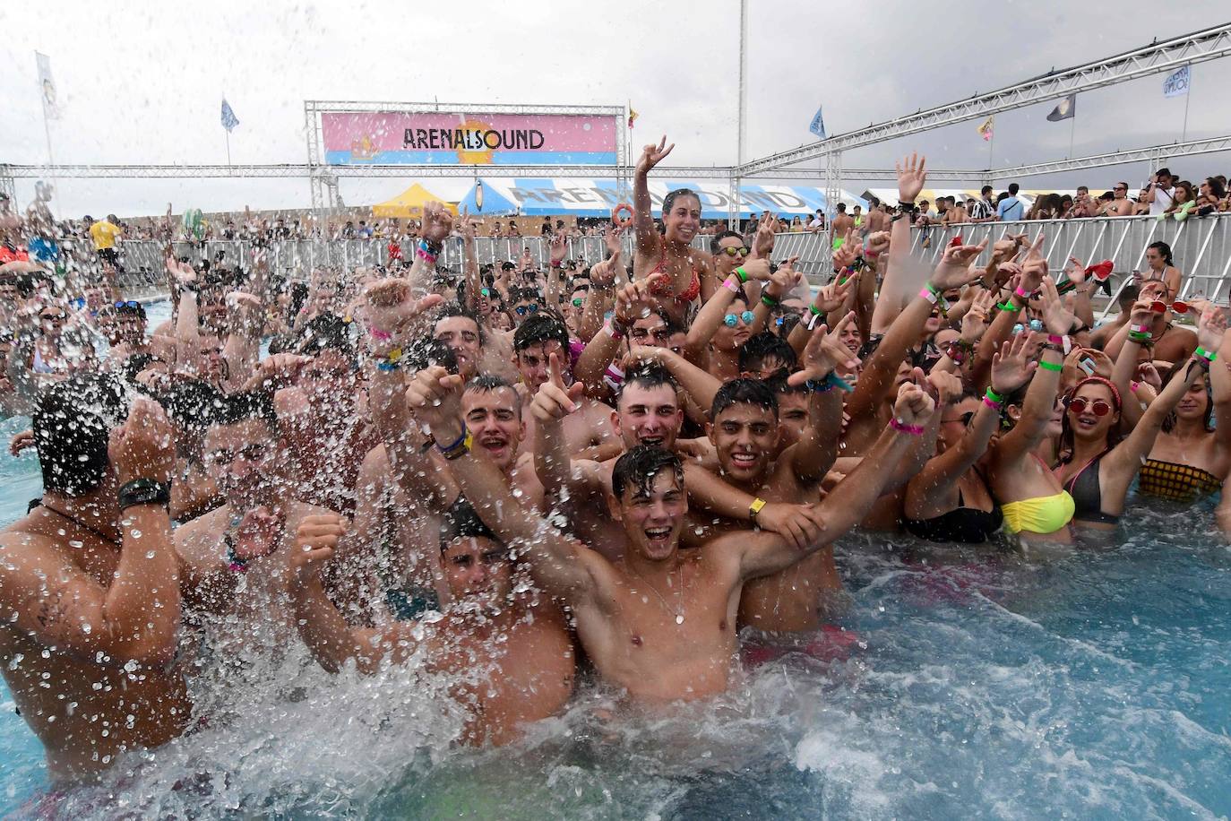 El Arenal Sound no se cansa de batir récords. Miles de jóvenes han llegado de forma masiva a Burriana (Castellón) para disfrutar de uno de los festivales más famosos del verano, que tiene lugar del 1 al 4 de agosto, aunque los 'sounders' viven ya sus famosas fiestas de bienvenida. Entre los mayores alicientes musicales del evento se encuentran artistas como Martin Garrix, Lola índigo, 30 seconds to Mars, Don Diablo, Farruko, Anitta, Oliver Helders, Karol G, C. Tangana, Morat, Beret, Iván Ferreiro, Dorian, Fangoria o La Pegatina. 