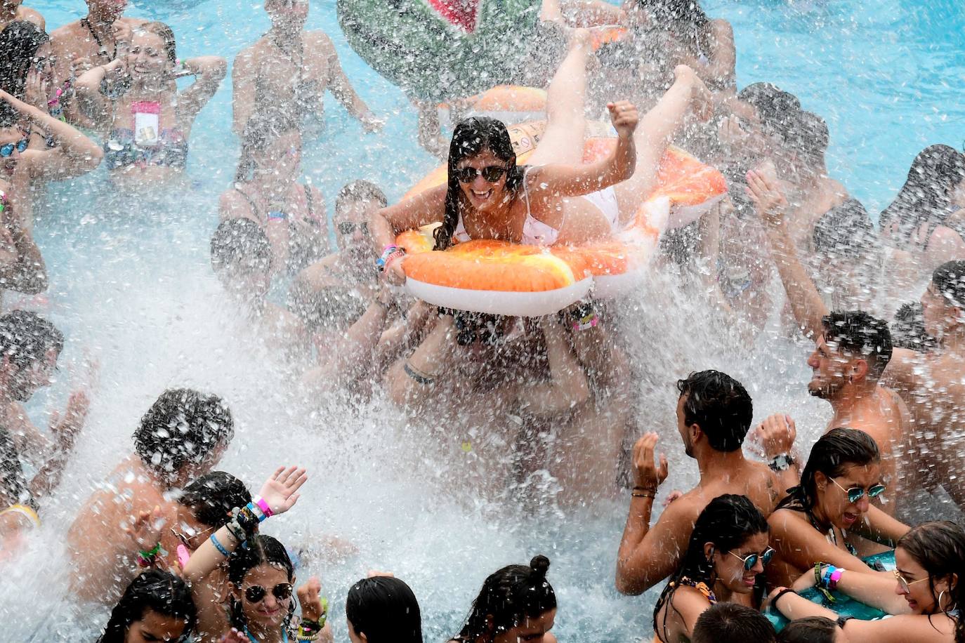 El Arenal Sound no se cansa de batir récords. Miles de jóvenes han llegado de forma masiva a Burriana (Castellón) para disfrutar de uno de los festivales más famosos del verano, que tiene lugar del 1 al 4 de agosto, aunque los 'sounders' viven ya sus famosas fiestas de bienvenida. Entre los mayores alicientes musicales del evento se encuentran artistas como Martin Garrix, Lola índigo, 30 seconds to Mars, Don Diablo, Farruko, Anitta, Oliver Helders, Karol G, C. Tangana, Morat, Beret, Iván Ferreiro, Dorian, Fangoria o La Pegatina. 