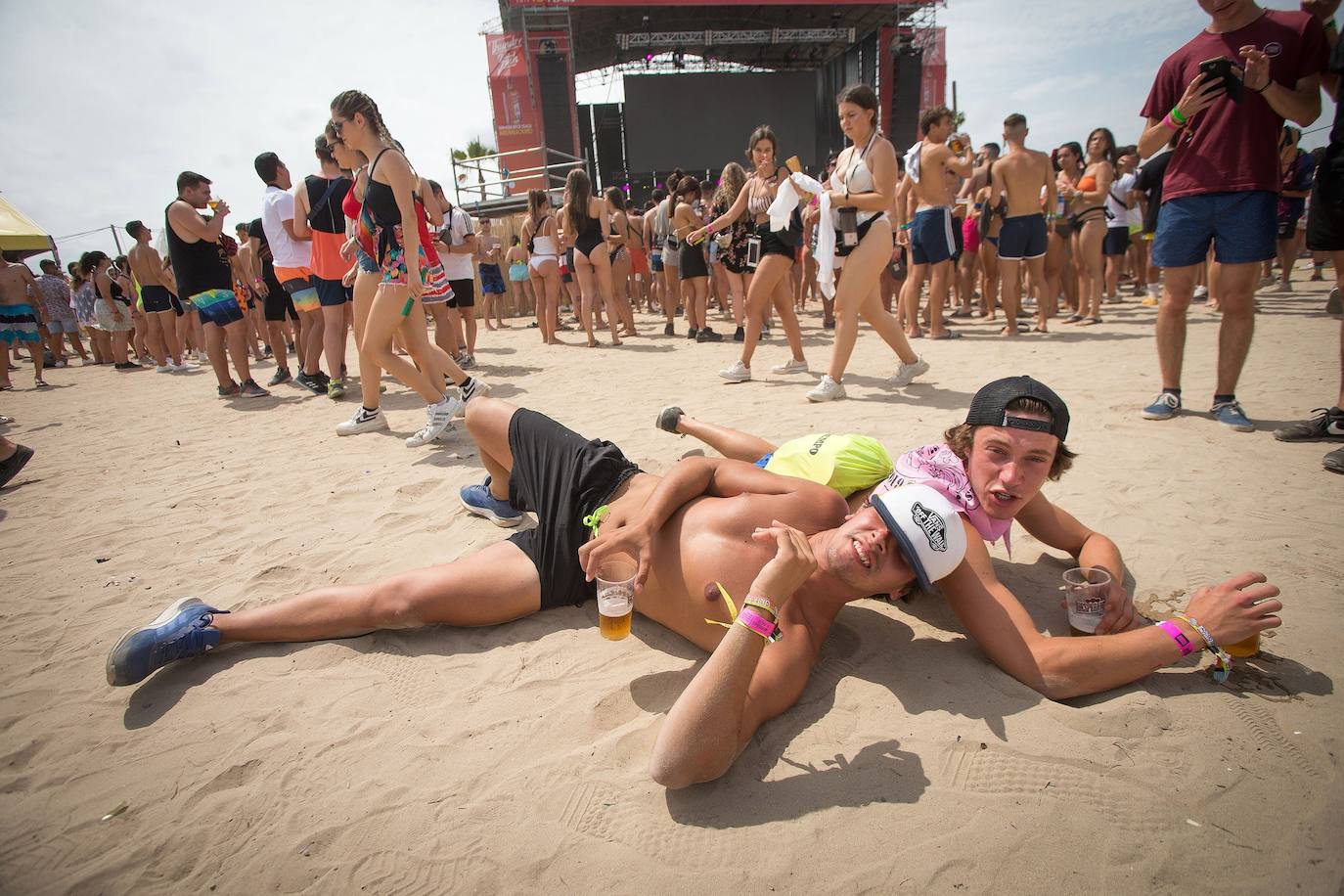 El Arenal Sound no se cansa de batir récords. Miles de jóvenes han llegado de forma masiva a Burriana (Castellón) para disfrutar de uno de los festivales más famosos del verano, que tiene lugar del 1 al 4 de agosto, aunque los 'sounders' viven ya sus famosas fiestas de bienvenida. Entre los mayores alicientes musicales del evento se encuentran artistas como Martin Garrix, Lola índigo, 30 seconds to Mars, Don Diablo, Farruko, Anitta, Oliver Helders, Karol G, C. Tangana, Morat, Beret, Iván Ferreiro, Dorian, Fangoria o La Pegatina. 