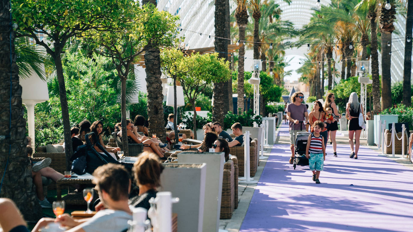 Con la terraza de El Umbracle como escenario, desde junio hasta noviembre, Berenar! encenderá el horario vespertino durante los domingos (de 17 a 22h y acceso libre y gratuito) para reivindicar el entorno del Turia como el marco idóneo para protagonizar parte de la programación musical de Valencia. El pasado domingo, el público valenciano acudió a ver el concierto de la banda Tiki Phantoms, una de las mejores formaciones de rock&surf en activo.