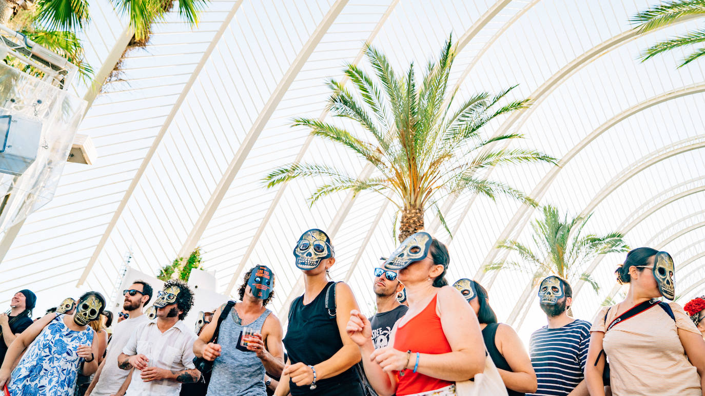 Con la terraza de El Umbracle como escenario, desde junio hasta noviembre, Berenar! encenderá el horario vespertino durante los domingos (de 17 a 22h y acceso libre y gratuito) para reivindicar el entorno del Turia como el marco idóneo para protagonizar parte de la programación musical de Valencia. El pasado domingo, el público valenciano acudió a ver el concierto de la banda Tiki Phantoms, una de las mejores formaciones de rock&surf en activo.