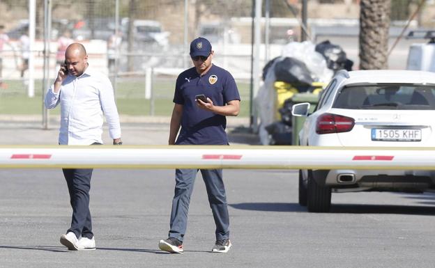 Murthy consulta su teléfono tras reunirse con Marcelino y los jugadores. 