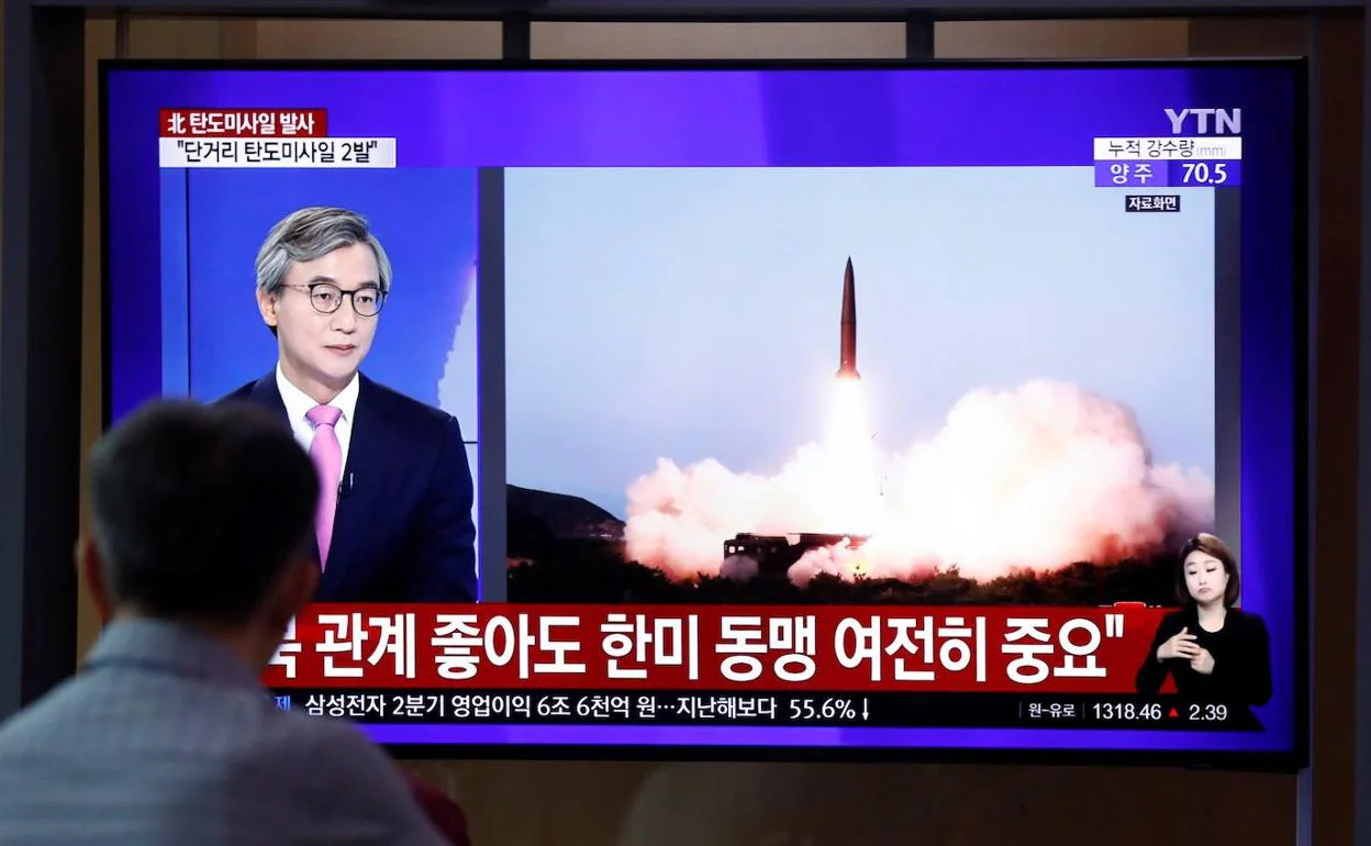 Un hombre observa un informativo de la televisión de Corea del Sur con el lanzamiento de los misiles de Pionyang