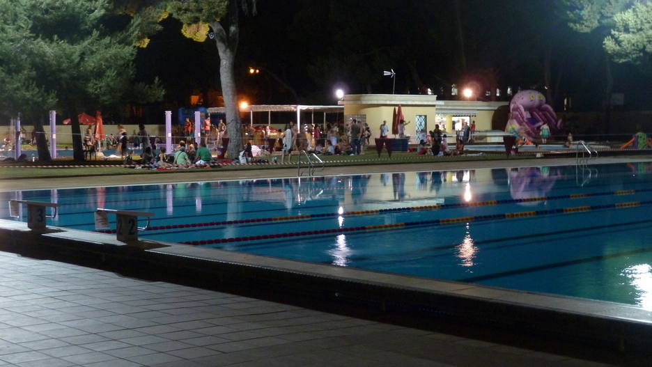 22. Darse un baño nocturno en la piscina del Parque del Oeste.