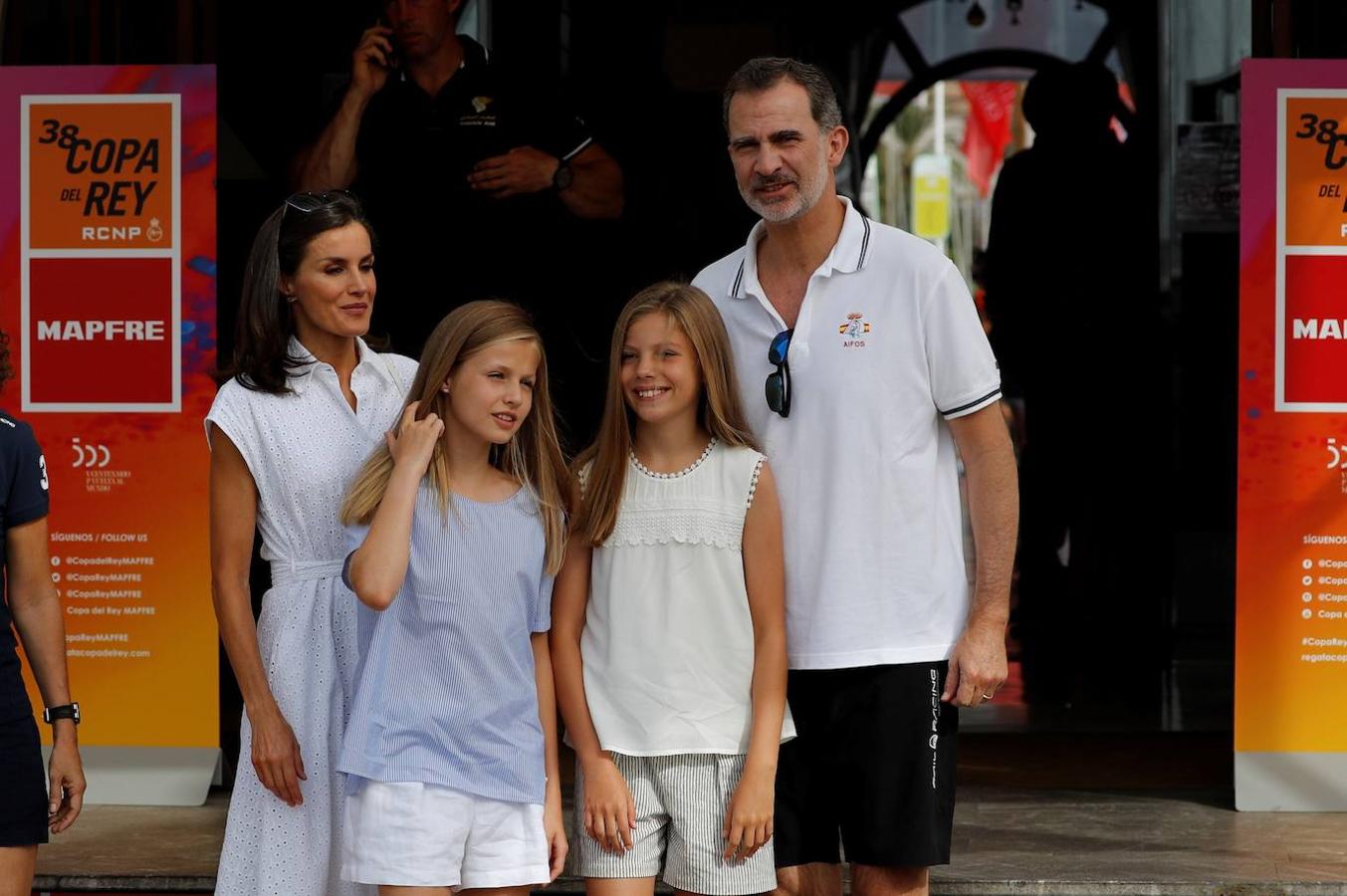 Los Reyes y sus hijas, la princesa Leonor y la infanta Sofía, disfrutan ya de sus vacaciones en el Palacio de Marivent de Palma, durante las que don Felipe va a combinar su actividad institucional con el ocio y el descanso en familia. Unos días más tarde de lo que suele ser habitual respecto a años anteriores, los reyes se instalan en la capital balear después de que concluyeran su agenda oficial en Madrid. 