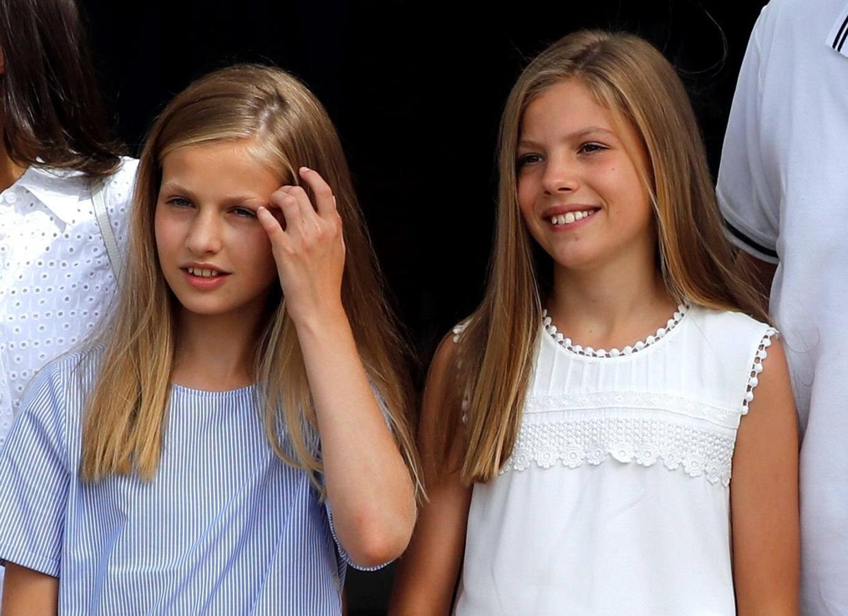 Los Reyes y sus hijas, la princesa Leonor y la infanta Sofía, disfrutan ya de sus vacaciones en el Palacio de Marivent de Palma, durante las que don Felipe va a combinar su actividad institucional con el ocio y el descanso en familia. Unos días más tarde de lo que suele ser habitual respecto a años anteriores, los reyes se instalan en la capital balear después de que concluyeran su agenda oficial en Madrid. 