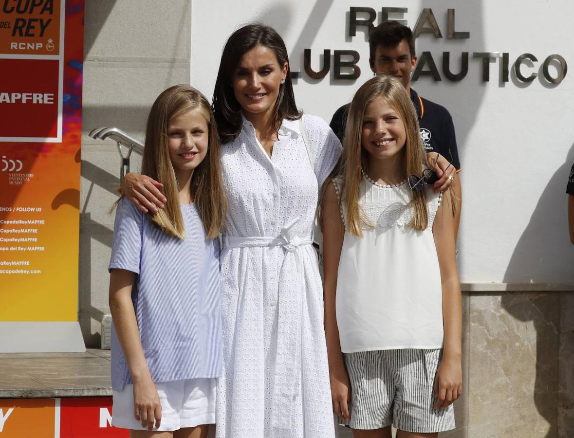 Los Reyes y sus hijas, la princesa Leonor y la infanta Sofía, disfrutan ya de sus vacaciones en el Palacio de Marivent de Palma, durante las que don Felipe va a combinar su actividad institucional con el ocio y el descanso en familia. Unos días más tarde de lo que suele ser habitual respecto a años anteriores, los reyes se instalan en la capital balear después de que concluyeran su agenda oficial en Madrid. 