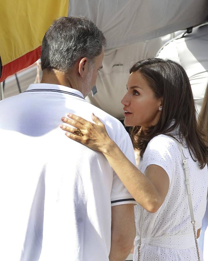 Los Reyes y sus hijas, la princesa Leonor y la infanta Sofía, disfrutan ya de sus vacaciones en el Palacio de Marivent de Palma, durante las que don Felipe va a combinar su actividad institucional con el ocio y el descanso en familia. Unos días más tarde de lo que suele ser habitual respecto a años anteriores, los reyes se instalan en la capital balear después de que concluyeran su agenda oficial en Madrid. 