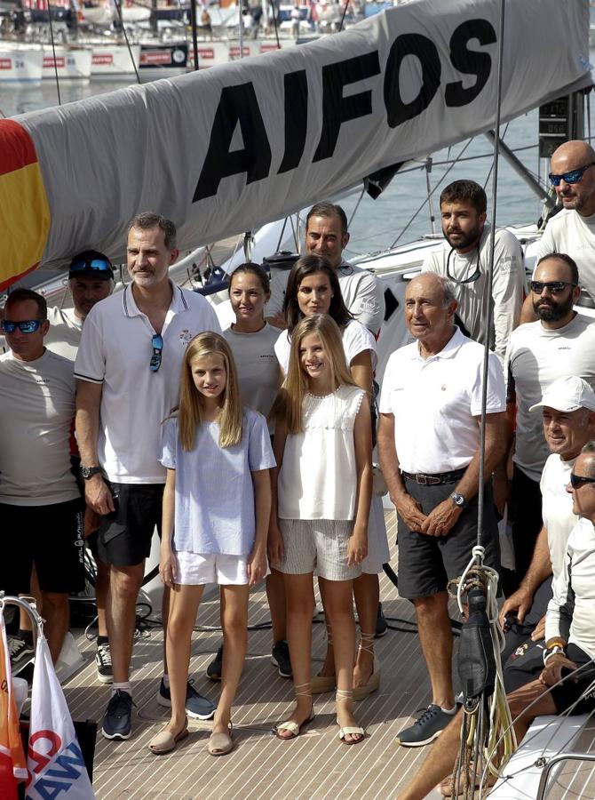 Los Reyes y sus hijas, la princesa Leonor y la infanta Sofía, disfrutan ya de sus vacaciones en el Palacio de Marivent de Palma, durante las que don Felipe va a combinar su actividad institucional con el ocio y el descanso en familia. Unos días más tarde de lo que suele ser habitual respecto a años anteriores, los reyes se instalan en la capital balear después de que concluyeran su agenda oficial en Madrid. 