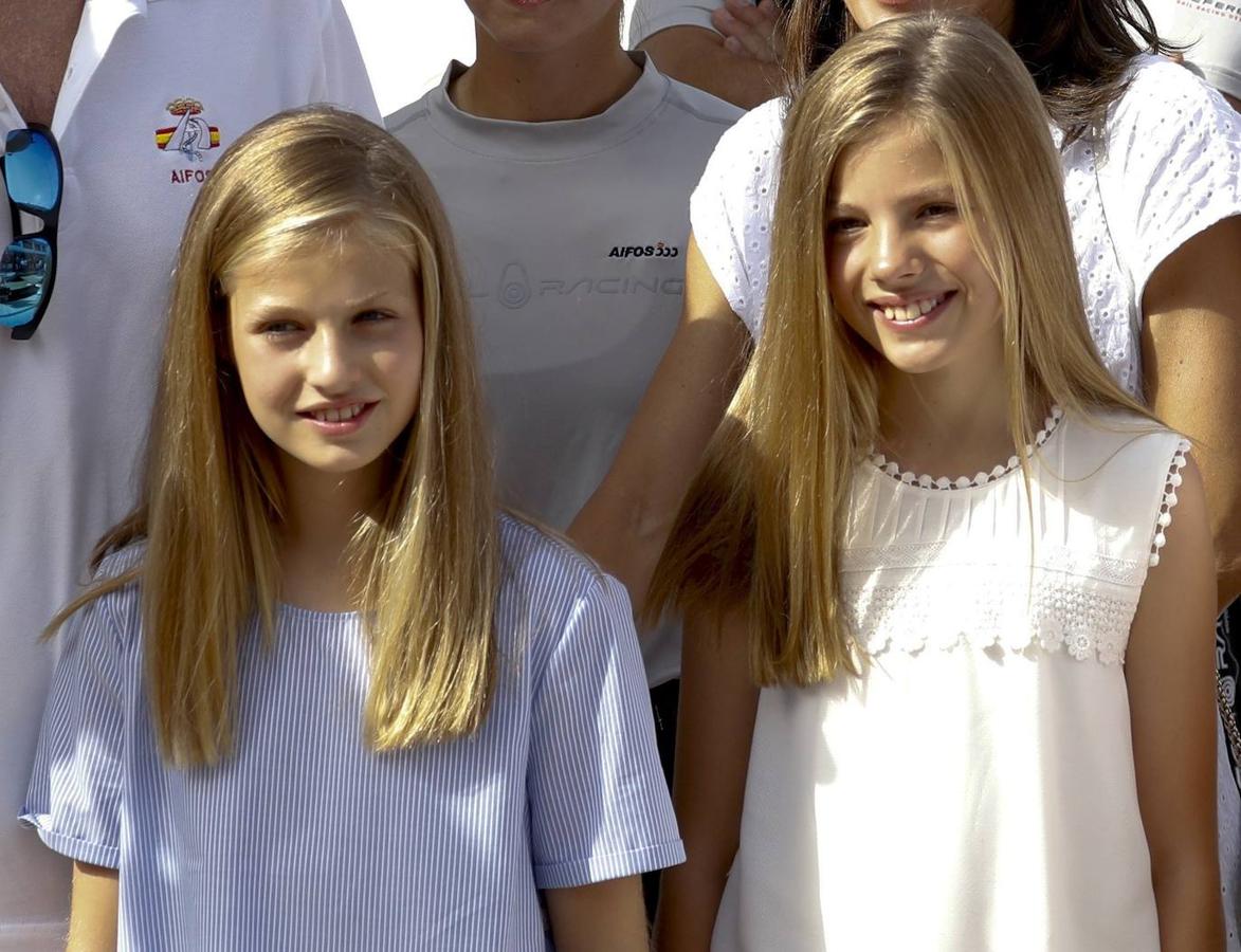 Los Reyes y sus hijas, la princesa Leonor y la infanta Sofía, disfrutan ya de sus vacaciones en el Palacio de Marivent de Palma, durante las que don Felipe va a combinar su actividad institucional con el ocio y el descanso en familia. Unos días más tarde de lo que suele ser habitual respecto a años anteriores, los reyes se instalan en la capital balear después de que concluyeran su agenda oficial en Madrid. 